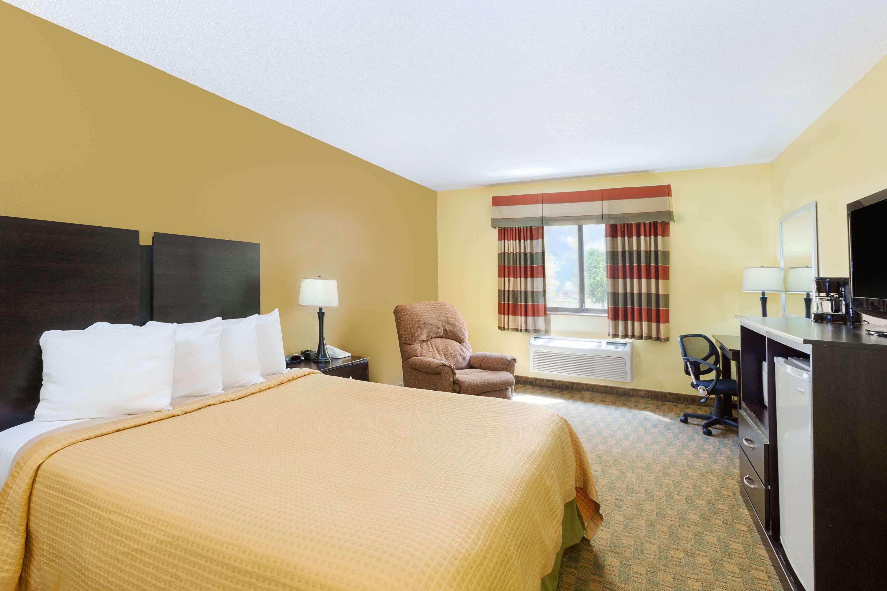 Econo Lodge Inn & Suites Yankton Buitenkant foto